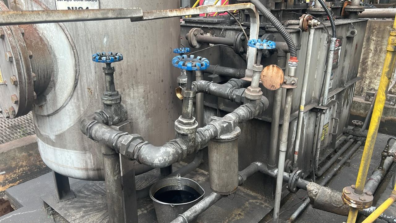 Conjunto de válvulas e tubulações durante manutenção industrial