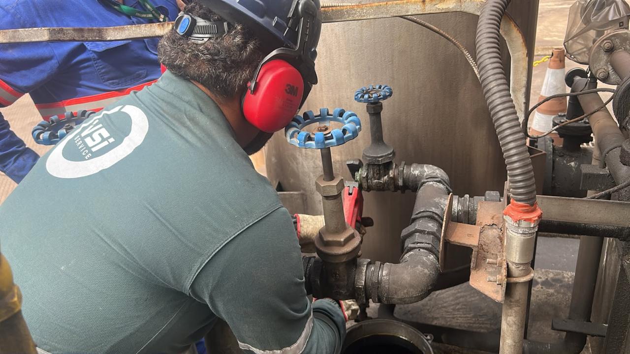 Profissional realizando intervenção em válvulas e linhas industriais