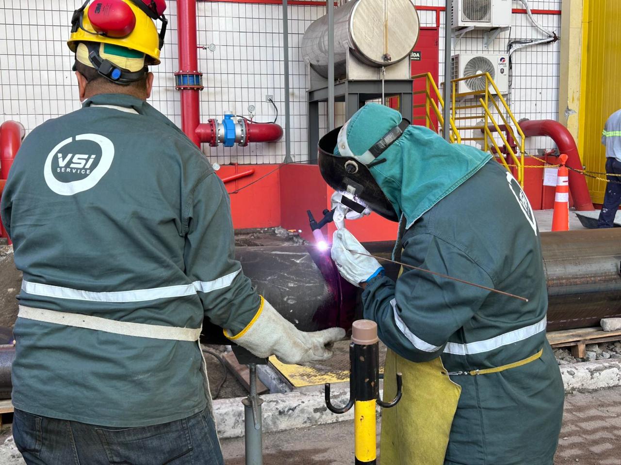 Equipe da VS executando soldagem em tubulação industrial