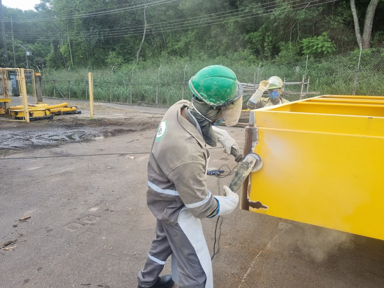 Profissional preparando superfície de equipamento subsea