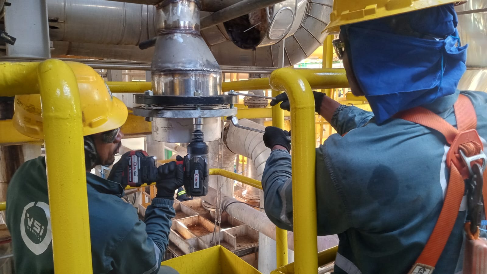 Equipe executando manutenção em tubulação na Veracel