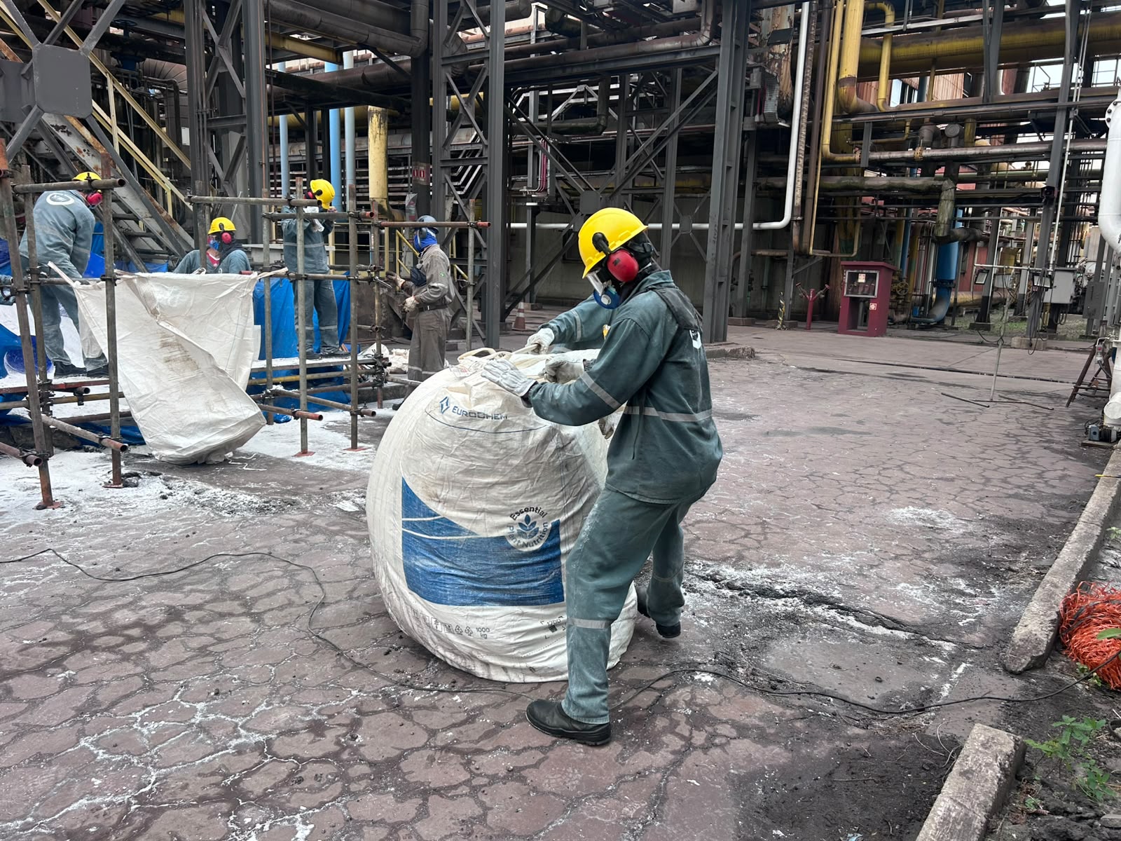 Equipe executando retirada de perlita em área industrial