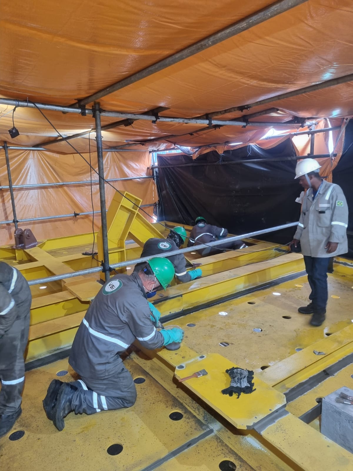 Equipe preparando superfície de equipamento subsea