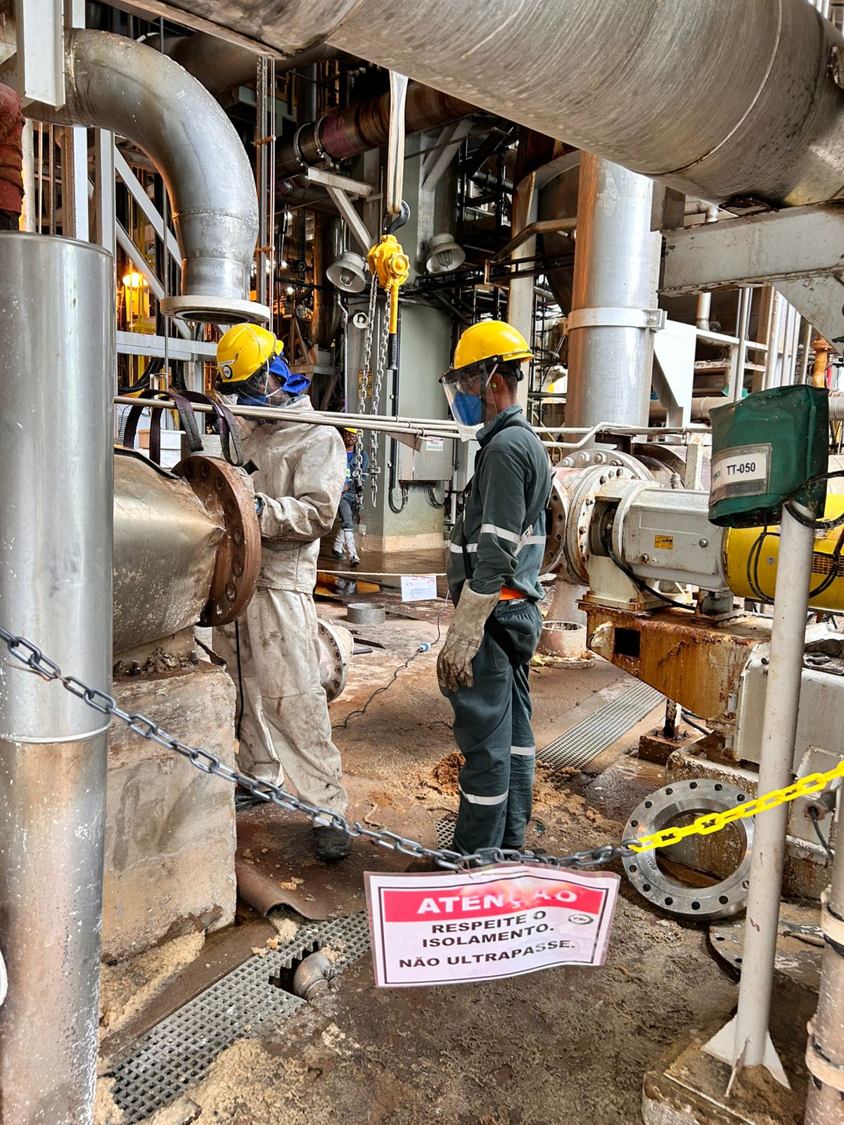 Profissionais em manutenção de linha industrial na Veracel