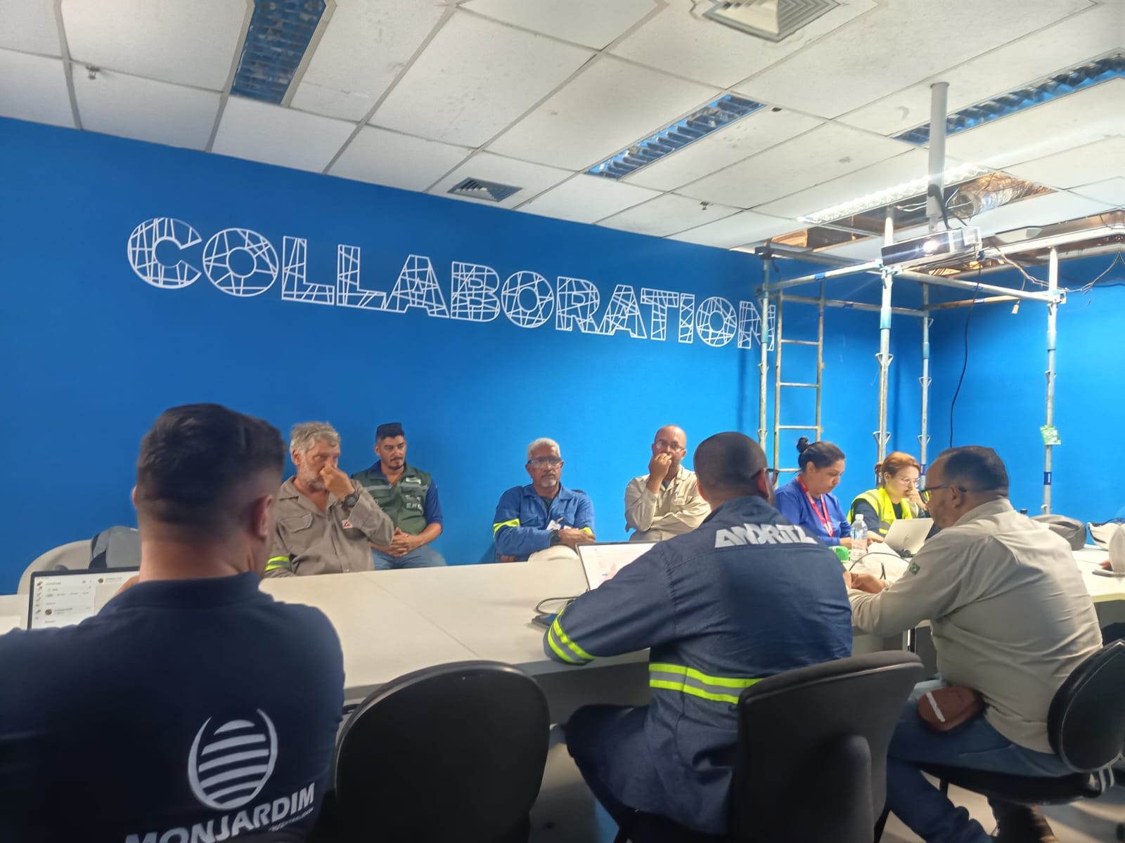 Reunião colaborativa para planejamento de serviços industriais
