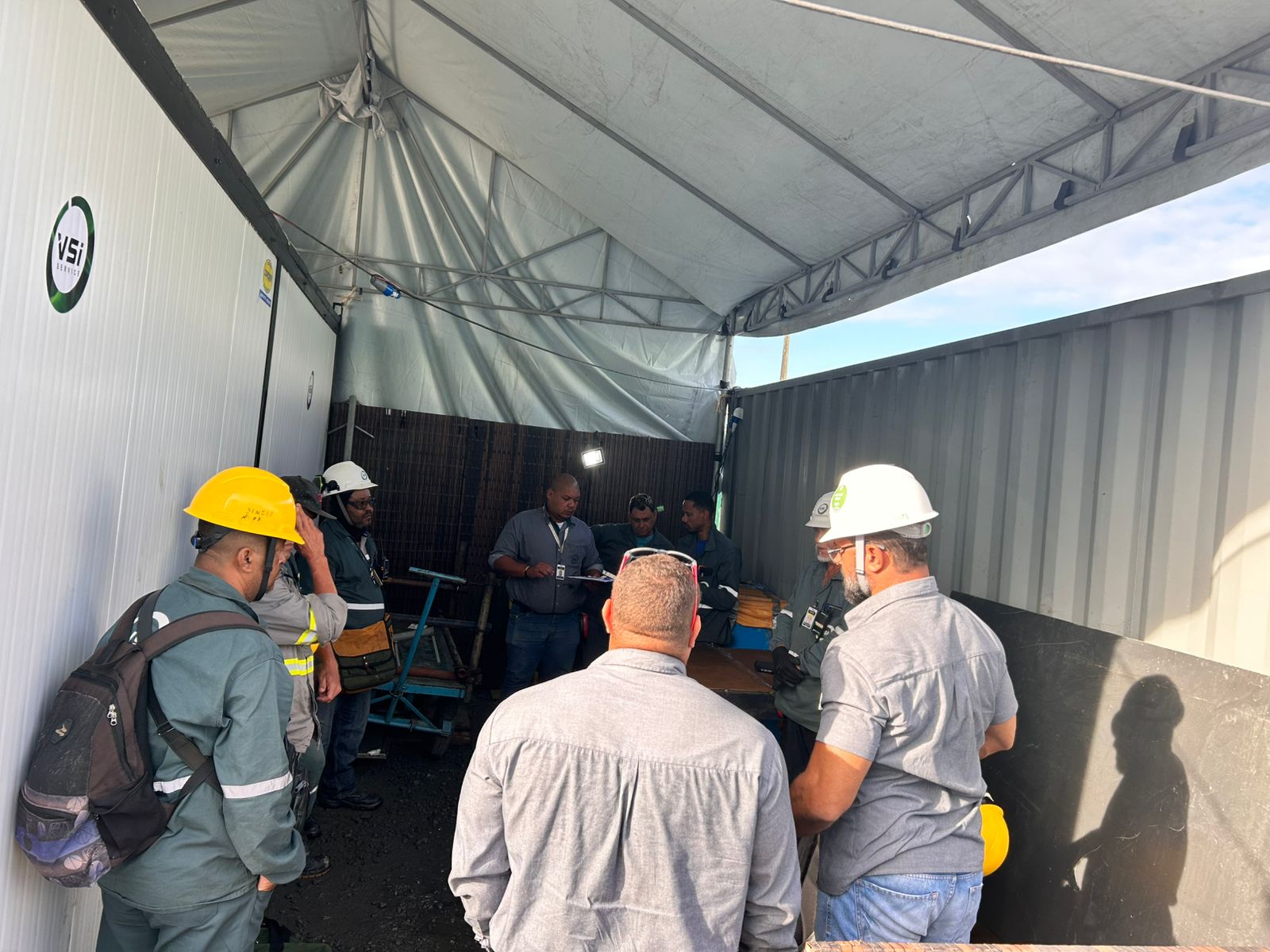 Equipe reunida para alinhamento das atividades de campo