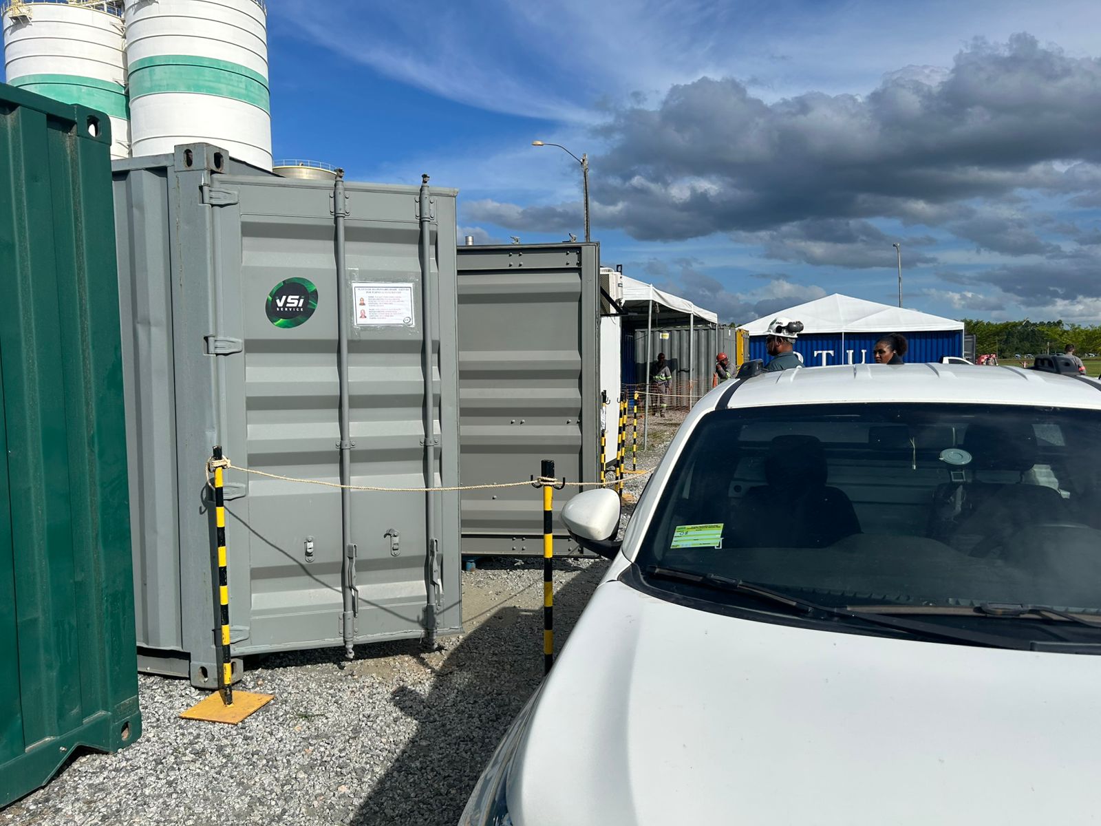 Estrutura de campo organizada para apoio à operação