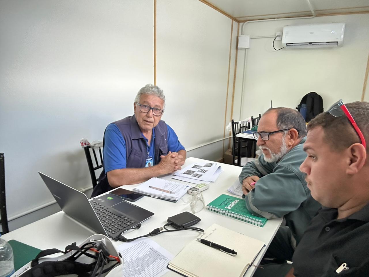 Equipe reunida para acompanhamento técnico e operacional