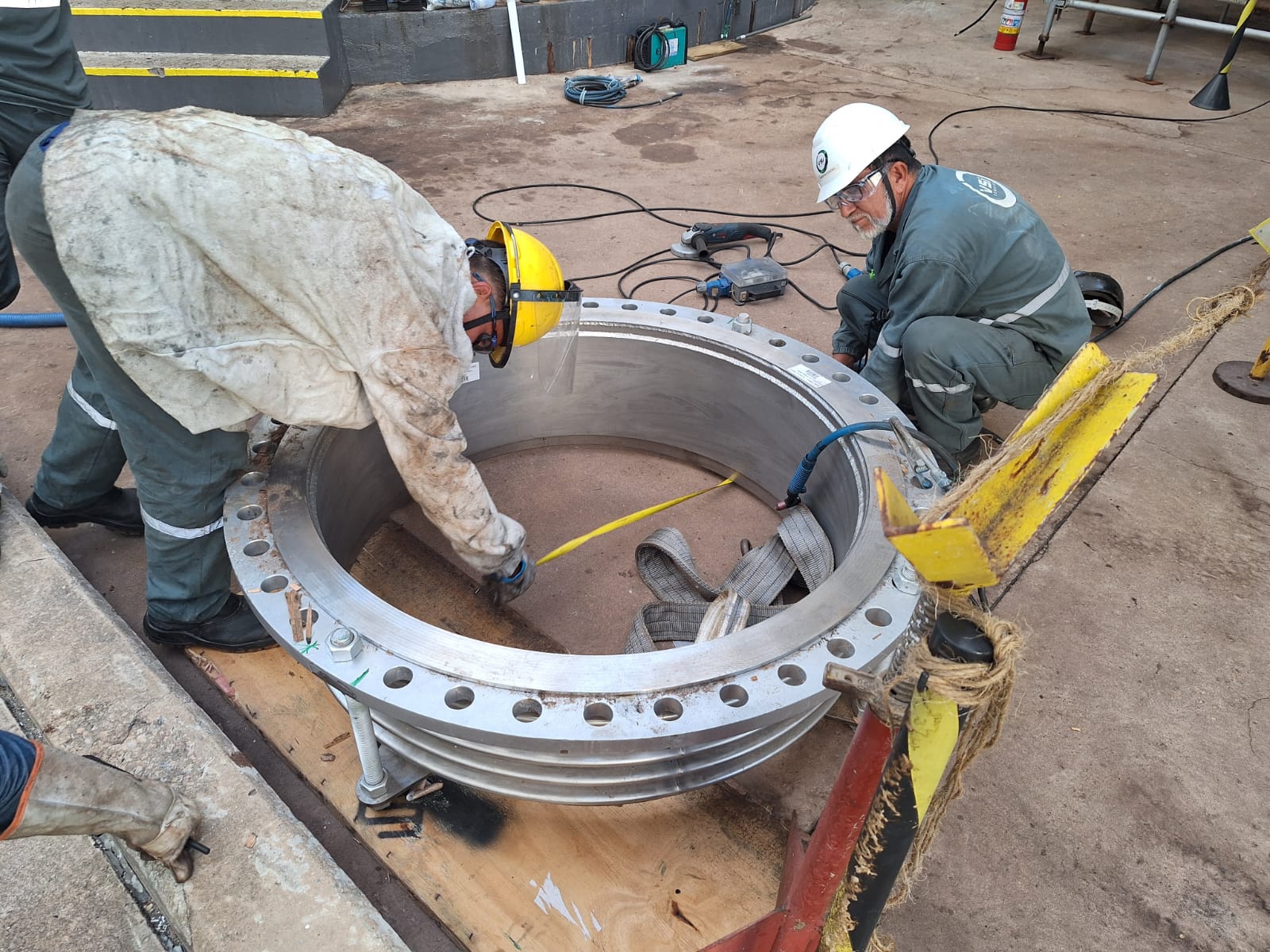 Profissionais da VS realizando conferência dimensional em componente industrial